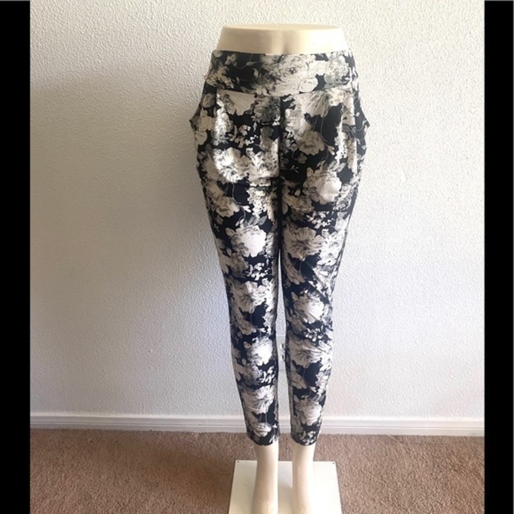 Black & white Floral print pleated leggings -L/XL